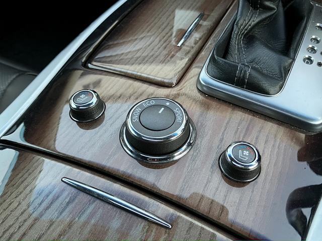 シーマ ハイブリッド　ＶＩＰ　１年保証／黒革／ＳＲ／車高調ｋｉｔ／社外ホイール／新品アルミホイール＆新品タイヤ／柿本マフラー／純正ナビ／ＣＤ／ＤＶＤ再生／地デジ／Ｂｌｕｅｔｏｏｔｈ／バックモニター／ＥＴＣ／レーダークルーズ（30枚目）