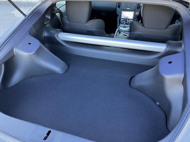 スポーツカーでもしっかりラゲッジスペースは確保されております。