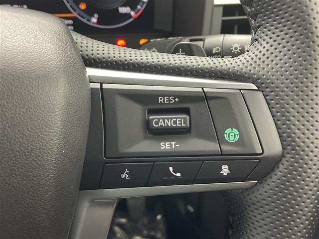 アウトランダーＰＨＥＶ Ｐ　パノラマルーフ　純正９型ナビ　３６０°　ＢＯＳＥ　ブラインドスポットモニター　ヘッドアップディスプレイ　１００Ｖ電源　シートヒーター　ワイヤレス充電　ステアリングヒーター　ランバーサポート　スペアキー（13枚目）