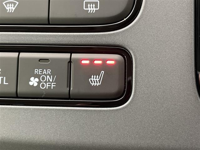 フリード ｅ：ＨＥＶエアー　ＥＸ　登録済未使用車　温シート　ＢＳＭ　両側電動　ＬＥＤ　１５インチアルミホイール　オートハイビーム　コーナーセンサー　レーダークルーズコントロール　衝突軽減システム　レーンキープアシスト　ＵＳＢ（4枚目）