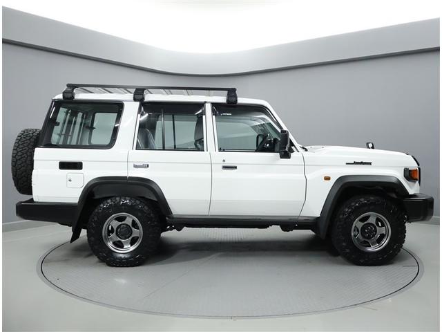 ランドクルーザー７０ ＡＸ　フルセグテレビ　ＴＶ・ナビ　Ｂモニター　セキュリティ　助手席エアバック　横滑り防止機能　アルミホイール　ＤＶＤ再生　オートクルーズコントロール　キーレスエントリー　ＬＥＤヘッドランプ　ＥＴＣ　記録簿（5枚目）