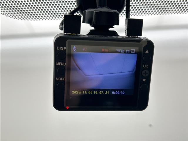 プリウスアルファ S 社外10型ナヒ゛社外後席モニター ETC 前ドライブレコーダー バックカメラ LEDヘッドライト 純正フロアマット 衝突軽減システム スマートキー 3列シート スペアーキー カーテンエアーバック(7枚目)