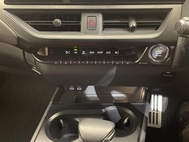 ＵＸ ＵＸ２００　Ｆスポーツエモーショナルエクスプローラ　ムーンルーフ　ルーフレール　１２．３インチディスプレイオーディオ　全周囲カメラ　フルセグＴＶ　ビルトインＥＴＣ　ブラインドスポットモニター　シートヒーター　エアシート　パワーシート　ＬＥＤライト　禁煙（26枚目）