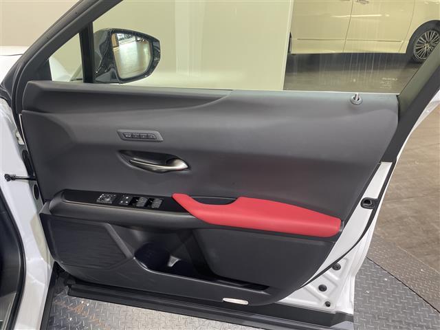 ＵＸ ＵＸ２００　Ｆスポーツエモーショナルエクスプローラ　ムーンルーフ　ルーフレール　１２．３インチディスプレイオーディオ　全周囲カメラ　フルセグＴＶ　ビルトインＥＴＣ　ブラインドスポットモニター　シートヒーター　エアシート　パワーシート　ＬＥＤライト　禁煙（35枚目）