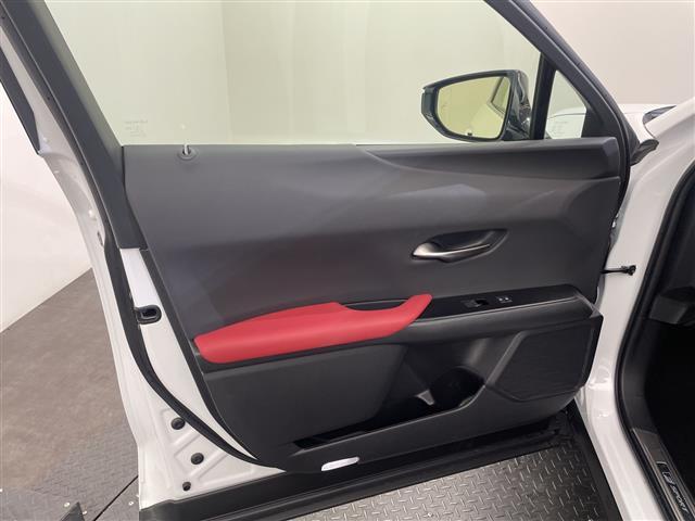 ＵＸ ＵＸ２００　Ｆスポーツエモーショナルエクスプローラ　ムーンルーフ　ルーフレール　１２．３インチディスプレイオーディオ　全周囲カメラ　フルセグＴＶ　ビルトインＥＴＣ　ブラインドスポットモニター　シートヒーター　エアシート　パワーシート　ＬＥＤライト　禁煙（37枚目）