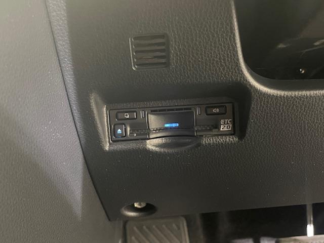 ノア ハイブリッドＳ－Ｚ　快適利便　ユニバーサルステップ　ブラインドスポットモニター　３眼ＬＥＤライト　純正１０．５インチディスプレイオーディオ　バックカメラ　ＴＶ　ビルトインＥＴＣ　両側電動スライドドア　電動リアゲート（5枚目）