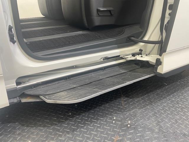 ノア ハイブリッドＳ－Ｚ　快適利便　ユニバーサルステップ　ブラインドスポットモニター　３眼ＬＥＤライト　純正１０．５インチディスプレイオーディオ　バックカメラ　ＴＶ　ビルトインＥＴＣ　両側電動スライドドア　電動リアゲート（12枚目）