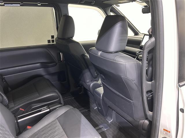 ノア ハイブリッドＳ－Ｚ　快適利便　ユニバーサルステップ　ブラインドスポットモニター　３眼ＬＥＤライト　純正１０．５インチディスプレイオーディオ　バックカメラ　ＴＶ　ビルトインＥＴＣ　両側電動スライドドア　電動リアゲート（15枚目）