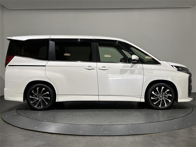 ノア ハイブリッドＳ－Ｚ　快適利便　ユニバーサルステップ　ブラインドスポットモニター　３眼ＬＥＤライト　純正１０．５インチディスプレイオーディオ　バックカメラ　ＴＶ　ビルトインＥＴＣ　両側電動スライドドア　電動リアゲート（41枚目）