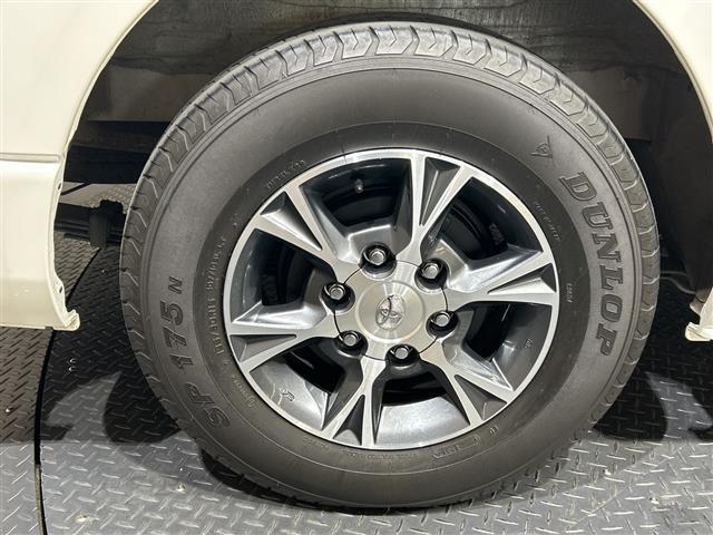 ハイエースワゴン GL 純正ナビ/12.1型フリップダウンモニター/片側パワースライドドア/スマートエントリー/純正15インチアルミホイール/LEDヘッドライト/プッシュスタート/ETC/Bluetooth/禁煙車(17枚目)