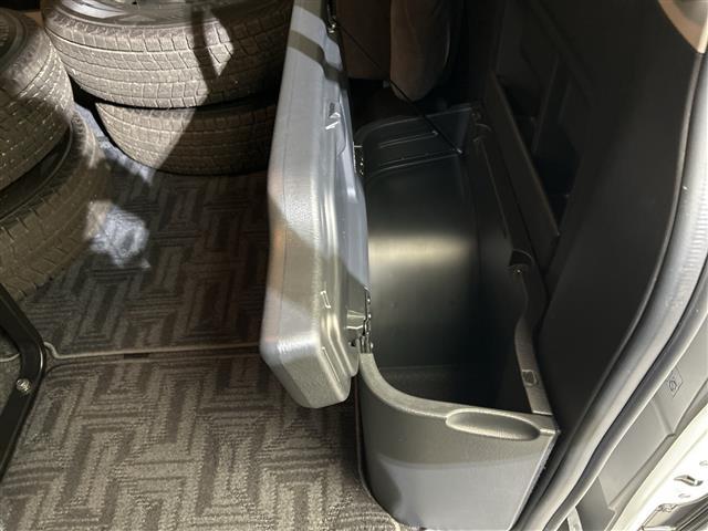 ハイエースワゴン GL 純正ナビ/12.1型フリップダウンモニター/片側パワースライドドア/スマートエントリー/純正15インチアルミホイール/LEDヘッドライト/プッシュスタート/ETC/Bluetooth/禁煙車(25枚目)