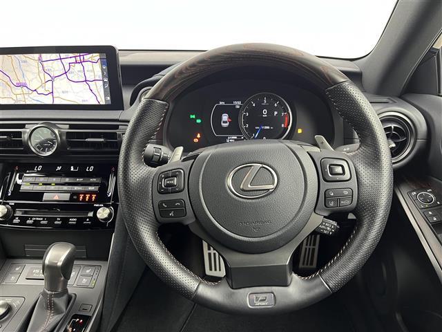 ＩＳ ＩＳ５００Ｆスポツパフォーマンスファストエディション　サンルーフ　メーカーオプション鍛造アルミ　純正ブラックキャリパー　前後ドラレコ　パノラミックビューモニター　トランクスルー　革巻きコンビステアリング　ＥＴＣ２．０　ベンチレーション　クリアランスソナー（2枚目）