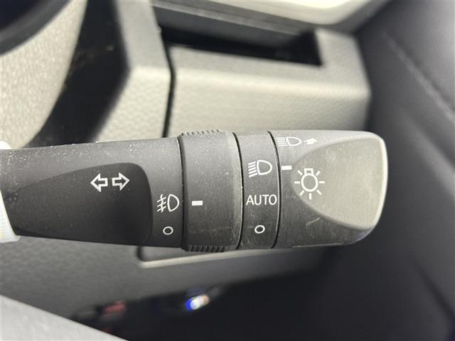 ルーミー カスタムＧ　純正ナビ　全方位カメラ　両側パワスラ　ＥＴＣ　ＡＣＣ　シートヒーター　オートライト　純正ＬＥＤライト　純正ＡＷ　電動格納ミラー　電子パーキング　オートホールド　後席テーブル　スマートキー（8枚目）