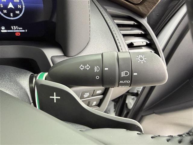 アルファードＰＨＥＶ エグゼクティブラウンジ　ムーンルーフ　ユニバーサルステップ　フリップダウンモニター　デジタルインナーミラー　純正１９インチアルミホイール　ドライブレコーダー　ＥＴＣ　ワイヤレス充電　トヨタチームメイト　アドバンスドパーク（9枚目）