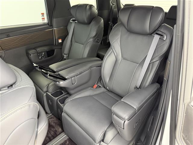 アルファードＰＨＥＶ エグゼクティブラウンジ　ムーンルーフ　ユニバーサルステップ　フリップダウンモニター　デジタルインナーミラー　純正１９インチアルミホイール　ドライブレコーダー　ＥＴＣ　ワイヤレス充電　トヨタチームメイト　アドバンスドパーク（21枚目）