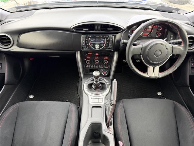 ８６ ＧＴ　純正カーオーディオ　ドライブレコーダー　革巻きステアリング　プッシュスタート　オートエアコン　ＶＳＣ　ヒルスタート　ＨＩＤランプ　フォグランプ　純正１７インチＡＷ　スマートキー　取扱説明書（2枚目）