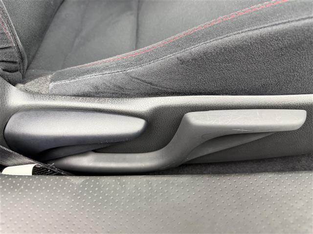 ８６ ＧＴ　純正カーオーディオ　ドライブレコーダー　革巻きステアリング　プッシュスタート　オートエアコン　ＶＳＣ　ヒルスタート　ＨＩＤランプ　フォグランプ　純正１７インチＡＷ　スマートキー　取扱説明書（17枚目）