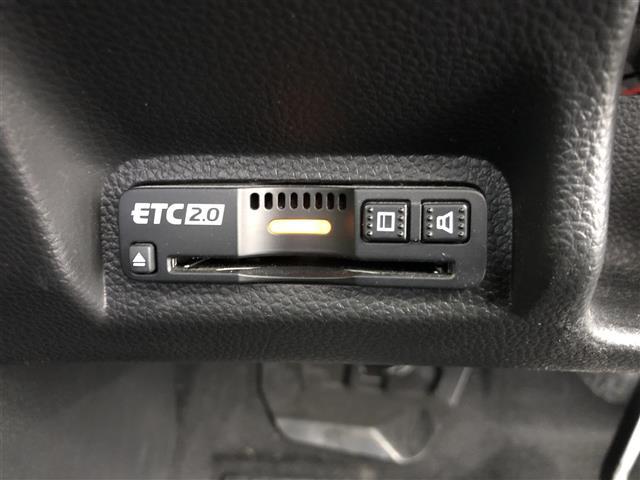 ヴェゼル ｅ：ＨＥＶ　Ｚ　ＱＩ充電　純正ナビ　フルセグＴＶ　Ｂｌｕｅｔｏｏｔｈ　Ａｐｐｌｅｃａｒｐｌａｙ　ａｎｄｒｏｉｄａｕｔｏ　パドルシフト　ＢＳＭ　ＥＴＣ２．０　オプションフロントグリル　バックカメラ　電動リアゲート（17枚目）