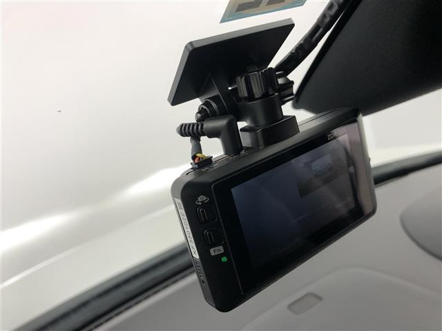 ヴェゼル ｅ：ＨＥＶ　Ｚ　ＱＩ充電　純正ナビ　フルセグＴＶ　Ｂｌｕｅｔｏｏｔｈ　Ａｐｐｌｅｃａｒｐｌａｙ　ａｎｄｒｏｉｄａｕｔｏ　パドルシフト　ＢＳＭ　ＥＴＣ２．０　オプションフロントグリル　バックカメラ　電動リアゲート（18枚目）
