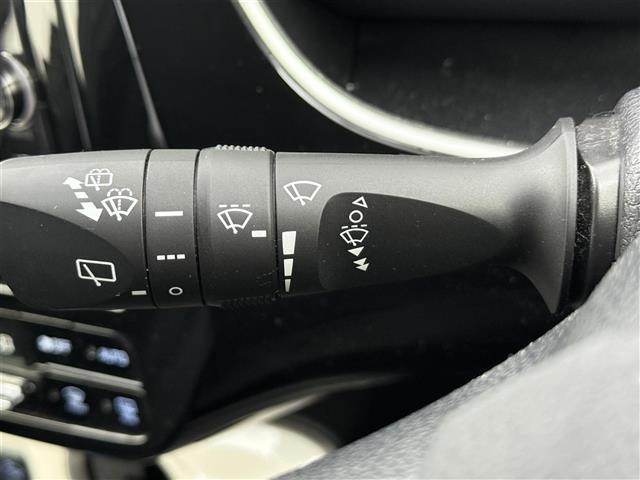 プリウス Ｓ　純正ナビ（ＮＳＺＴ－Ｗ６６Ｔ）　フルセグＴＶ　バックカメラ　トヨタセーフティセンス　レーンディパーチャーアラート　フォグライト　レーダークルーズコントロール　スマートキー　ビルトインＥＴＣ　前ドラレコ（7枚目）