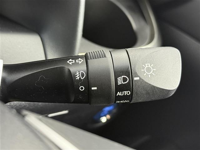 アルファードハイブリッド S タイプゴールドII ワンオナ 4WD 追従クルコン レーンアシスト BSM オートマチックハイビーム デジタルミラー 三眼LED LEDフォグ 両側パワスラ Pバックドア スマートキー 純正フロアマット(7枚目)