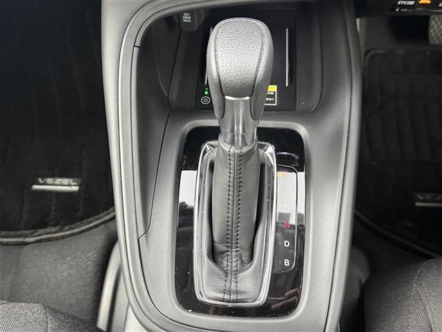 ヴェゼル ｅ：ＨＥＶ　Ｘ　純正ディスプレイナビ　フルセグＴＶ　バックカメラ　ホンダセンシング　Ｑｉ充電　アダプティブクルーズコントロール　モデューロフルエアロ　ＥＴＣ２．０　全方位ドライブレコーダー　パドルシフト　オートライト（17枚目）