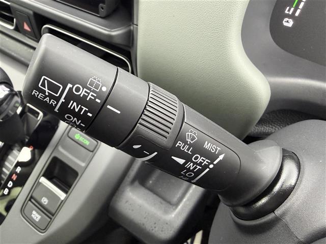 フリード ｅ：ＨＥＶクロスター　登録済未使用車　純正９インチナビ　フルセグＴＶ／Ｂｌｕｅｔｏｏｔｈ　ホンダセンシング　両側パワースライドドア　バックカメラ　ハーフレザーシート　前席シートヒーター　純正１５インチアルミホイール（8枚目）