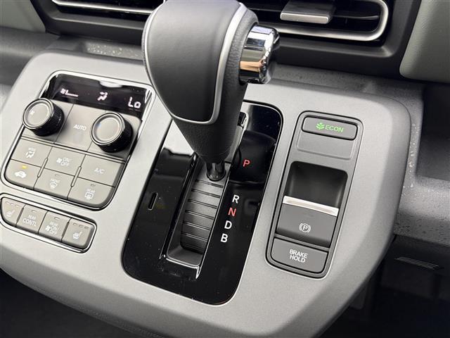 フリード ｅ：ＨＥＶクロスター　登録済未使用車　純正９インチナビ　フルセグＴＶ／Ｂｌｕｅｔｏｏｔｈ　ホンダセンシング　両側パワースライドドア　バックカメラ　ハーフレザーシート　前席シートヒーター　純正１５インチアルミホイール（12枚目）