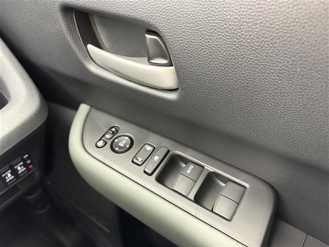 フリード ｅ：ＨＥＶクロスター　登録済未使用車　純正９インチナビ　フルセグＴＶ／Ｂｌｕｅｔｏｏｔｈ　ホンダセンシング　両側パワースライドドア　バックカメラ　ハーフレザーシート　前席シートヒーター　純正１５インチアルミホイール（17枚目）