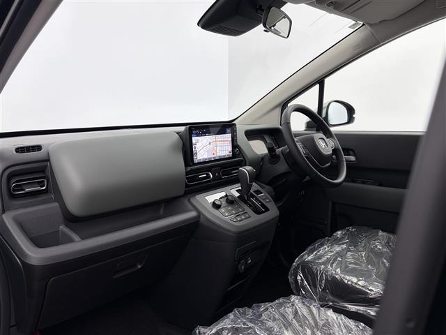 フリード ｅ：ＨＥＶクロスター　登録済未使用車　純正９インチナビ　フルセグＴＶ／Ｂｌｕｅｔｏｏｔｈ　ホンダセンシング　両側パワースライドドア　バックカメラ　ハーフレザーシート　前席シートヒーター　純正１５インチアルミホイール（21枚目）