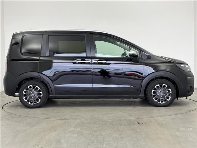 フリード ｅ：ＨＥＶクロスター　登録済未使用車　純正９インチナビ　フルセグＴＶ／Ｂｌｕｅｔｏｏｔｈ　ホンダセンシング　両側パワースライドドア　バックカメラ　ハーフレザーシート　前席シートヒーター　純正１５インチアルミホイール（30枚目）