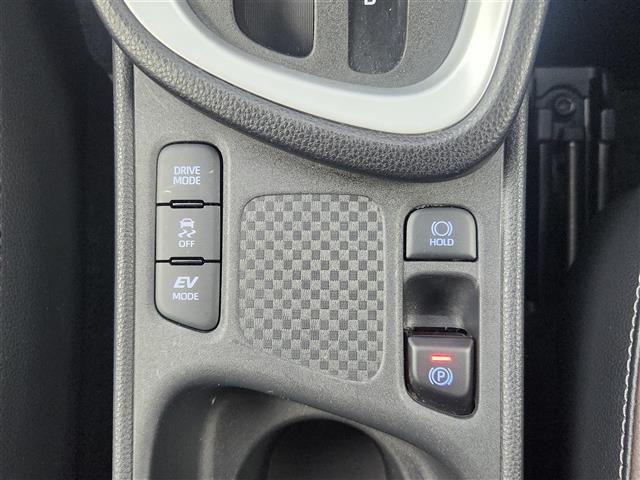 ヤリスクロス ハイブリッドＺ　衝突軽減　シートヒーター　ＥＴＣ２．０　Ｂｌｕｅｔｏｏｔｈ　レーダークルーズコントロール　パワーバックドア　ステアリングヒーター　ＬＥＤライト　フォグランプ　ドライブレコーダー　エンジンスターター（16枚目）
