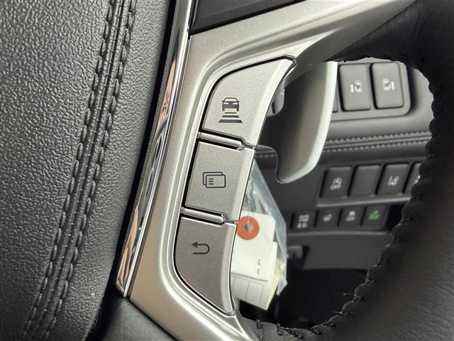 デリカD:5 ブラックエディション 登録済未使用車 11型ナビ Bluetooth対応 フルセグTV 全方位カメラ パドルシフト ステアリングヒーター 本革シート パワーシート シートヒーター 後席フリップダウンモニター 電動ステップ(11枚目)