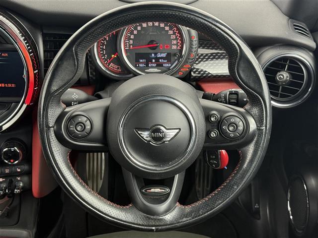 ＭＩＮＩ ジョンクーパーワークス　ワンオーナー　純正ナビ　ターボ車　ＥＴＣ　シートヒーター　クルーズコントロール　純正１８インチＡＷ　パドルシフト　ＨＵＤ　ステリモ　ＬＥＤライト　フロアマット　オートライト　スマートキー（3枚目）