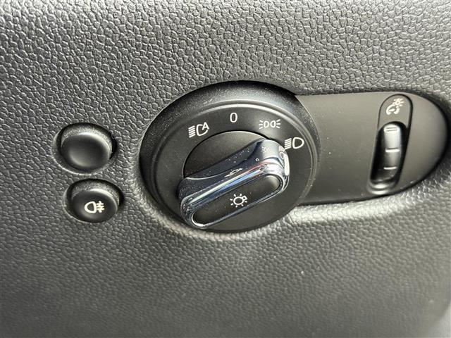 ＭＩＮＩ ジョンクーパーワークス　ワンオーナー　純正ナビ　ターボ車　ＥＴＣ　シートヒーター　クルーズコントロール　純正１８インチＡＷ　パドルシフト　ＨＵＤ　ステリモ　ＬＥＤライト　フロアマット　オートライト　スマートキー（9枚目）