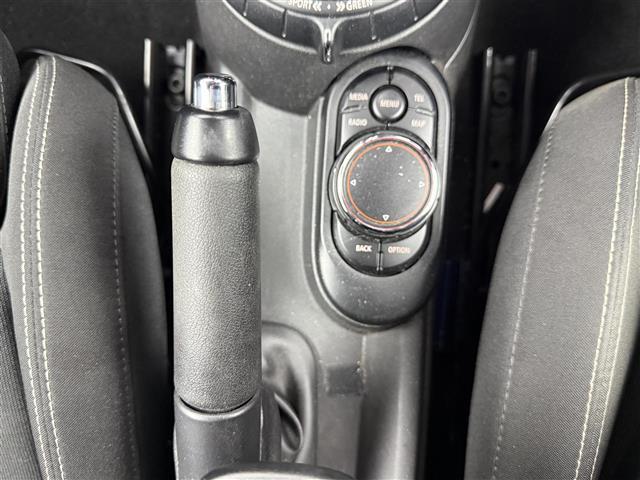 ＭＩＮＩ ジョンクーパーワークス　ワンオーナー　純正ナビ　ターボ車　ＥＴＣ　シートヒーター　クルーズコントロール　純正１８インチＡＷ　パドルシフト　ＨＵＤ　ステリモ　ＬＥＤライト　フロアマット　オートライト　スマートキー（12枚目）