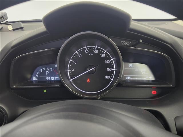 ＭＡＺＤＡ２ １５Ｃ　ユーティリティＰＫＧ　マツダコネクトナビ　バックカメラ　衝突被害ブレーキ　ドライブレコーダー　ＥＴＣ　レーンキープアシスト　リモコンキー×２　プッシュスタート　ＬＥＤヘッドライト　ステリングリモコン（4枚目）