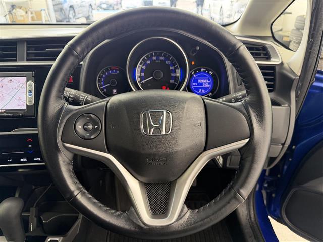 フィット 13G・Lパッケージ シティーブレーキアクティブ【CTBA】 横滑り防止装置 純正ナビ Bluetooth/ワンセグ/AM/FM) 純正ドライブレコーダ アイドリングストップ 革巻きステアオートLEDヘッドライト(3枚目)