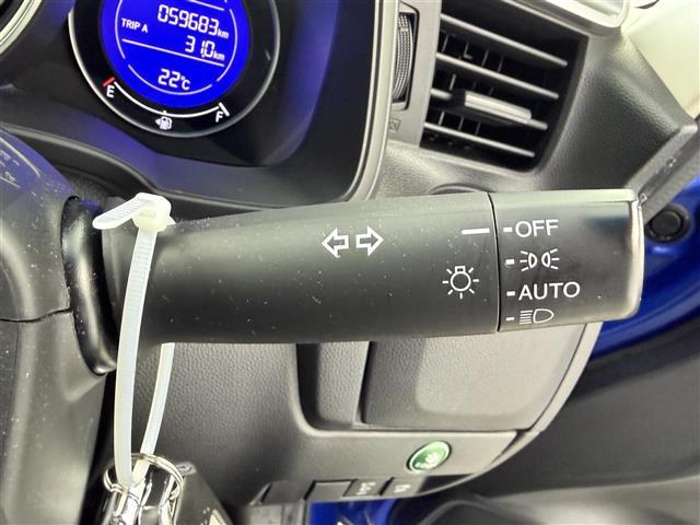 フィット 13G・Lパッケージ シティーブレーキアクティブ【CTBA】 横滑り防止装置 純正ナビ Bluetooth/ワンセグ/AM/FM) 純正ドライブレコーダ アイドリングストップ 革巻きステアオートLEDヘッドライト(8枚目)