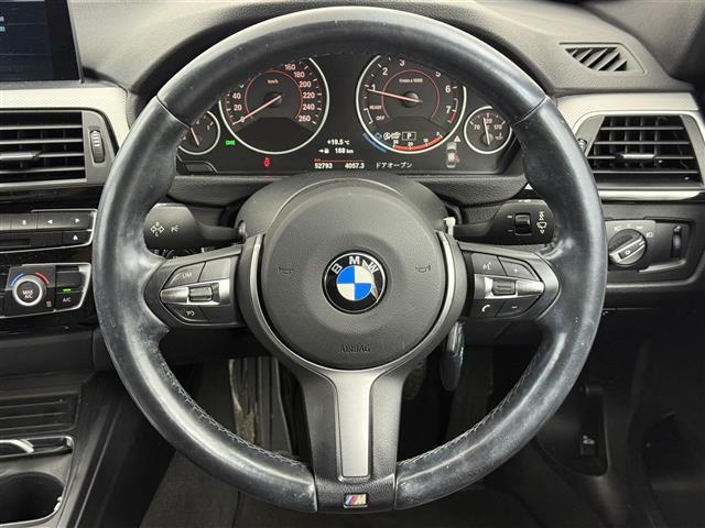 ３シリーズ ３１８ｉ　Ｍスポーツ　クルーズコントロール　インテリジェントセーフティー　ステアスイッチ　アイドリングストップ　ウィンカーミラー　フォグランプ　レーンキープアシスト　バックカメラ　ＬＥＤヘッドライト　Ｄ／Ｎ席パワーシート（3枚目）