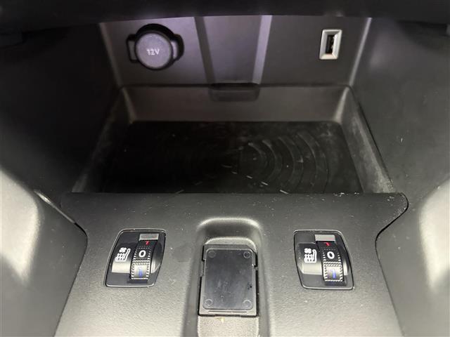 DS7クロスバック グランシック ブルーHDi サンルーフ 純正ナビ AM/FM Bluetooth USB iPod フルセグTV BRM製アナログ時計 クルコン レーンキープアシスト ブラインドスポットアシスト レザーシート パワーシート(16枚目)