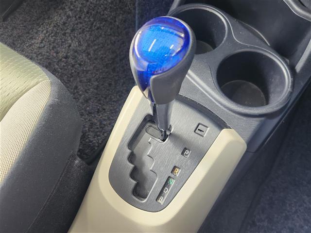 アクア Ｓ　純正ナビ　フルセグＴＶ　Ｂｌｕｅｔｏｏｔｈ・ＣＤ・ＤＶＤ　バックカメラ　ＥＴＣ　前席シートヒーター　ドライブレコーダー　盗難防止装置　ＬＥＤオートライト　コーナーポール　スマートキー　プッシュスタート（12枚目）