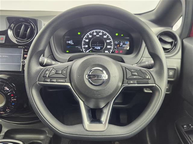 ノート ｅ－パワー　Ｘ　ブラックアロー　純正７インチナビ　バックカメラ　Ｂｌｕｅｔｏｏｔｈ　フルセグＴＶ　衝突被害軽減ブレーキ　クルーズコントロール　横滑り防止装置　レーンキープアシスト　オートライト　フォグランプ　ＥＴＣ（3枚目）