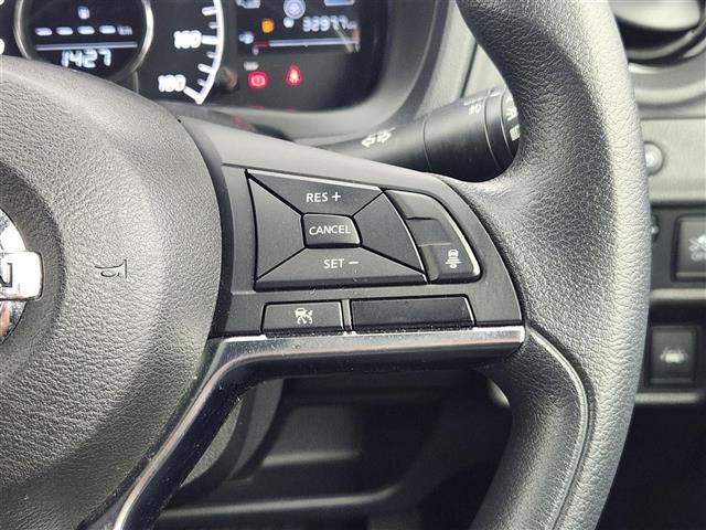 ノート ｅ－パワー　Ｘ　ブラックアロー　純正７インチナビ　バックカメラ　Ｂｌｕｅｔｏｏｔｈ　フルセグＴＶ　衝突被害軽減ブレーキ　クルーズコントロール　横滑り防止装置　レーンキープアシスト　オートライト　フォグランプ　ＥＴＣ（8枚目）