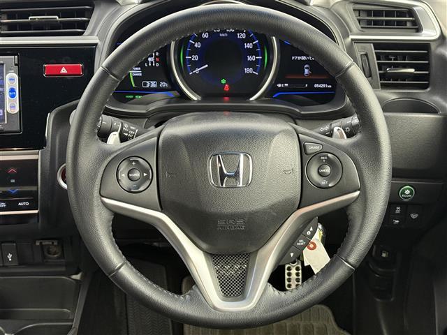 フィットハイブリッド Ｓパッケージ　純正ナビ　バックカメラ　衝突軽減ブレーキ　純正１６インチアルミホイール　クルーズコントロール　ワンセグＴＶ　ＬＥＤヘッドライト　ドライブレコーダー　スマートキー　キーレス　電動格納ミラー　ＥＴＣ（3枚目）