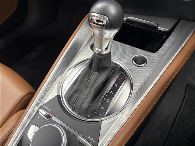 ＴＴクーペ ４５ＴＦＳＩクワトロ　純正ＨＤＤナビ　バックカメラ　衝突軽減システム　ＥＴＣ２．０　ドライブレコーダー　レザーシート　パワーシート　電動パーキングブレーキ　オートブレーキホールド　パドルシフト　コーナーセンサー（12枚目）