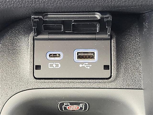 シエンタ ハイブリッドＺ　純正１０．５インチディスプレイオーディオ　パノラミックビューモニター　フルセグＴＶ　トヨタセーフティセンス　衝突被害軽減ブレーキ　レーダークルーズコントロール　横滑り防止装置　コーナーセンサー（14枚目）