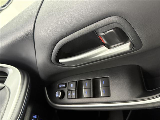 ヴォクシー ハイブリッドＳ－Ｚ　純正ディスプレイオーディオ　フルセグＴＶ　Ｂｌｕｅｔｏｏｔｈ接続　ＤＶＤ　ＣＤ　ＡＭ　ＦＭ　トヨタセーフティセンス　プリクラッシュセーフティ　レーントレーシングアシスト　レーダークルーズコントロール（13枚目）