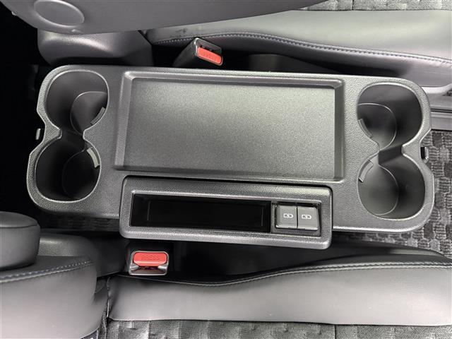 ヴォクシー ハイブリッドＳ－Ｚ　純正ディスプレイオーディオ　フルセグＴＶ　Ｂｌｕｅｔｏｏｔｈ接続　ＤＶＤ　ＣＤ　ＡＭ　ＦＭ　トヨタセーフティセンス　プリクラッシュセーフティ　レーントレーシングアシスト　レーダークルーズコントロール（18枚目）