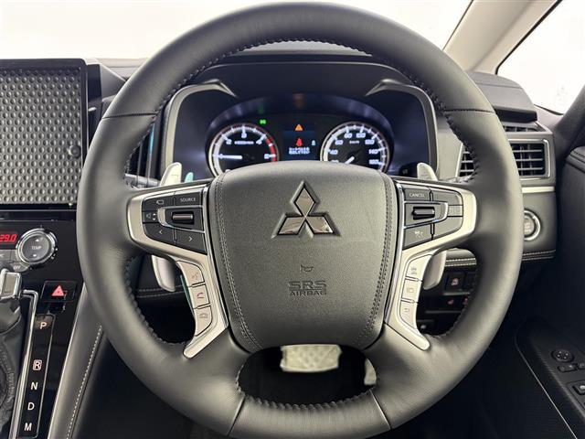 デリカＤ：５ シャモニー　登録済未使用車　両側パワースライドドア　ブラインドスポットモニター　衝突被害軽減ブレーキシステム　レーダークルーズコントロール　車線逸脱警報システム　ＬＥＤヘッドライト　ハーフレザーシート　スマートキ（3枚目）